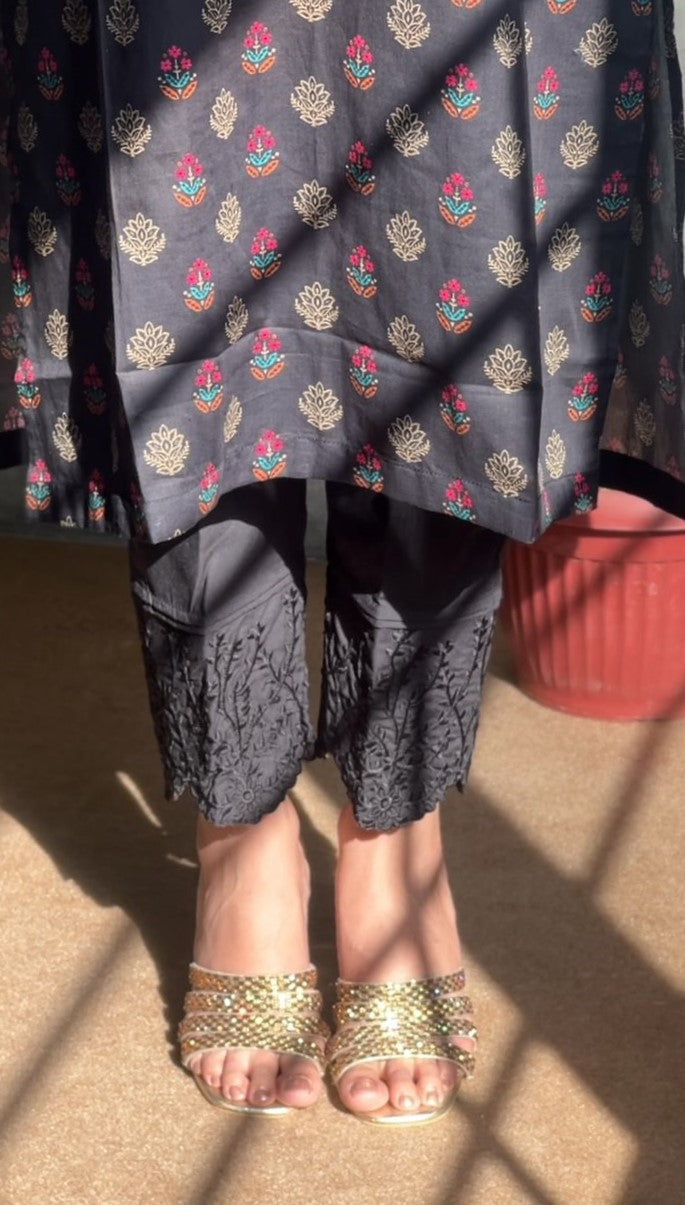 Pleated  Embroidered Cigarette Pants (BLACK)