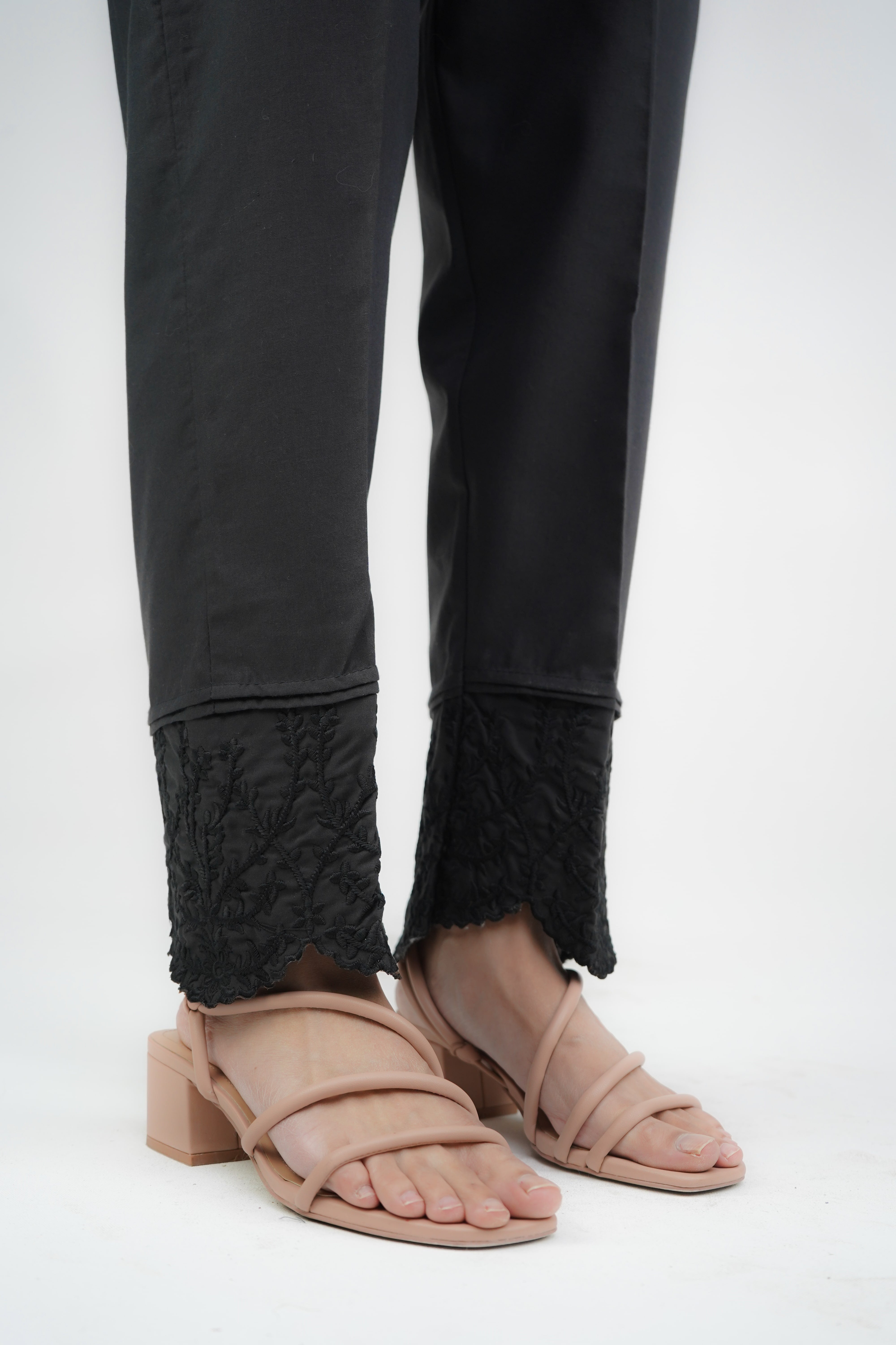 Pleated  Embroidered Cigarette Pants (BLACK)